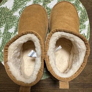 Ugg Women’s size 8 Classic mini boot. Excellent condition. In box.